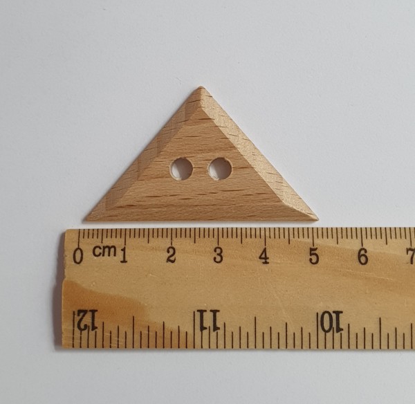 Guzik drewniany trójkąt 5cm.