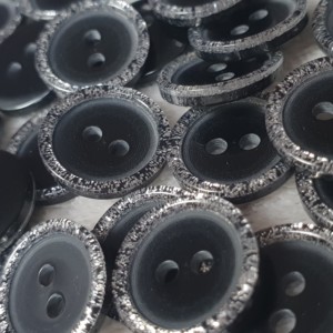 Guzik czarny ozdobny 15 mm.