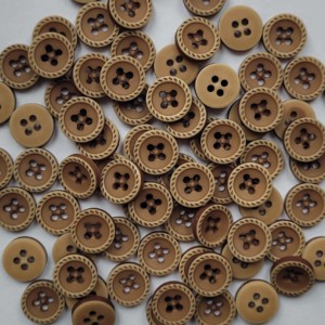 Guziki dziecięce czterodziurkowe brązowe- małe ( 10 sztuk).